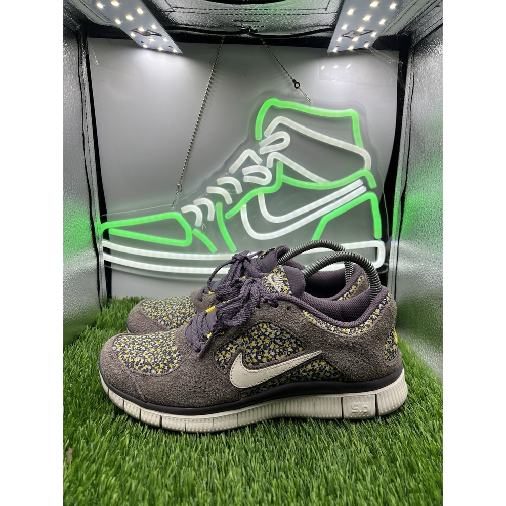 Nike Women's Gray and Yellow Athletic Shoes